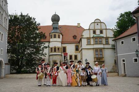 Einige Mitglieder der Gräflich Schönburgischen Schloßcompagnie umrahmten musikalisch die Veranstaltung. Ebenfalls mit dabei - die Sächsische und Glauchauer Schlossprinzessin Jeanette.
