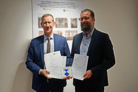 Ulrich Schreiber, Referatsleiter im Sächsischen Staatsministerium für Regionalentwicklung, überbrachte Oberbürgermeister Marcus Steinhart (v. l.) zwei Fördermittelbescheide für die Sanierung des ehemaligen Marstalls.